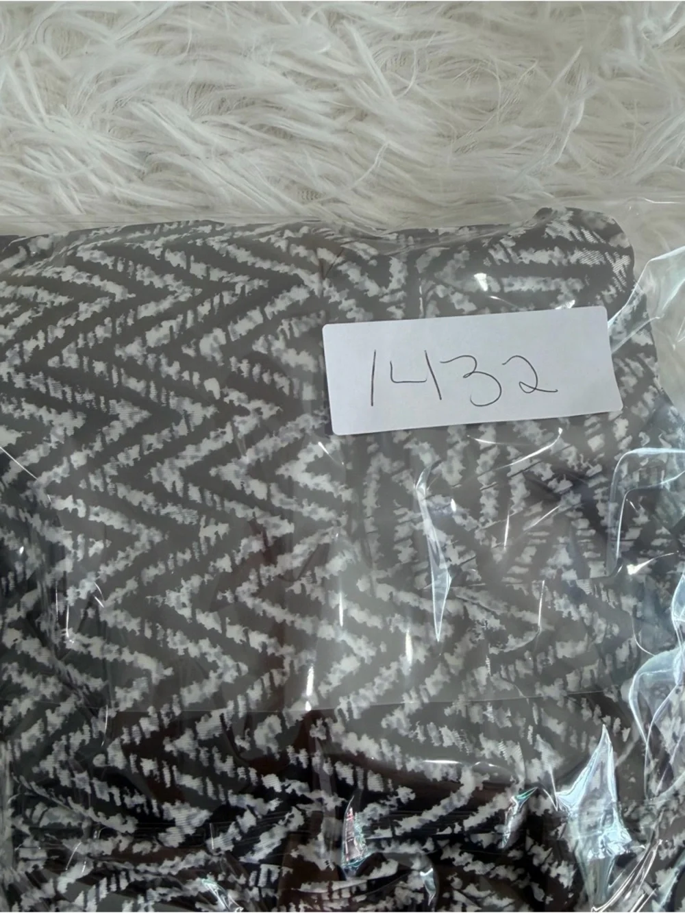 Cocomo Womens Chevron Print Top Size XL Black Gray Office Casual Stretch - Picture 8 of 8